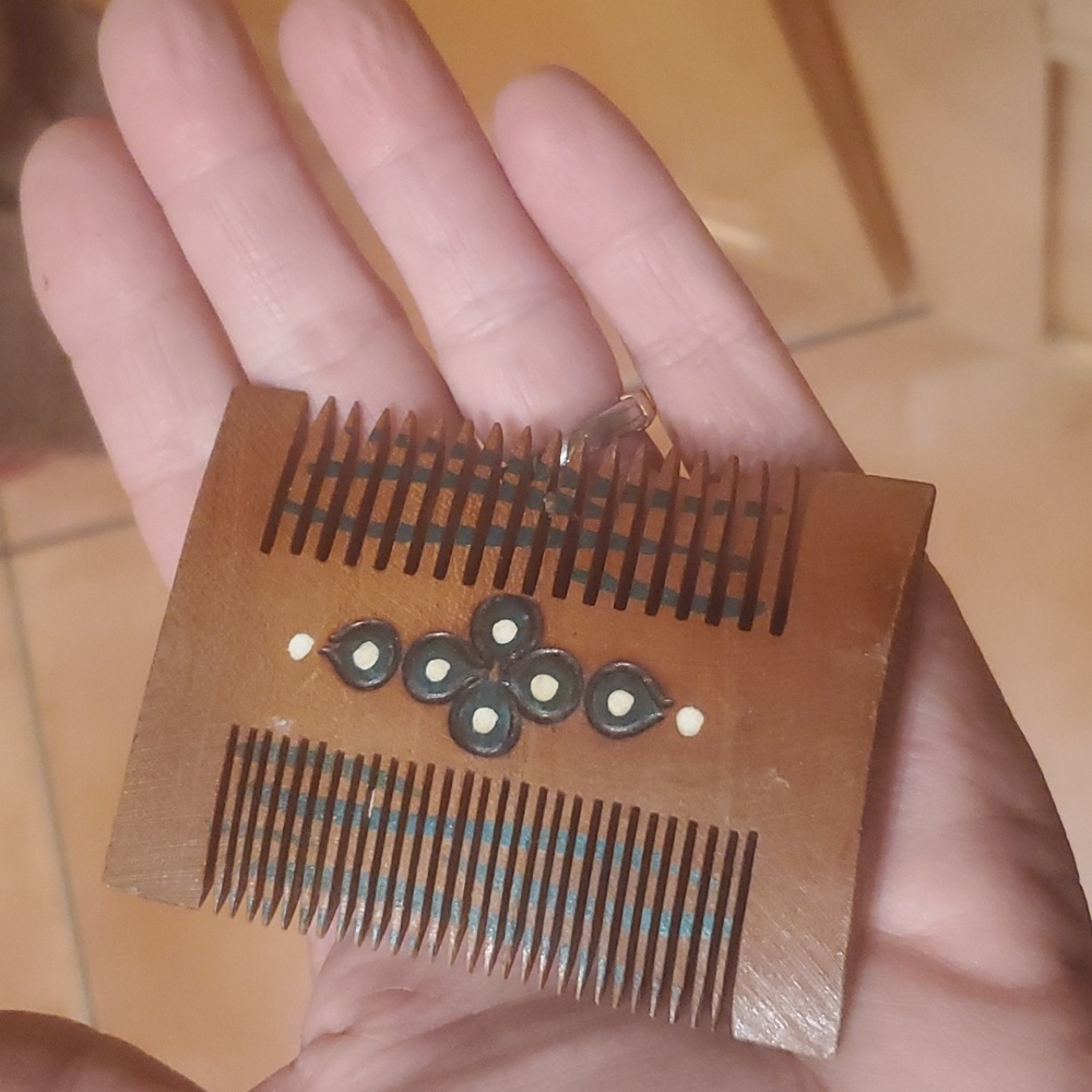 Handmade Painted Wooden Rectangular Comb - Picture 4 of 4